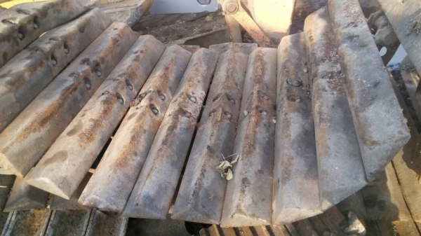 ขายโซ่พร้อมแผ่น รถแทรกเตอร์ D-4. ตีนเป็ด แผ่นยาว 100 ซม. และสปริงเร่งแทรก  ขายไม่แพงครับ