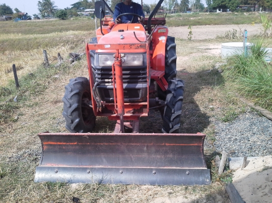 ขาย คูโบต้า L3408 พร้อมใช้ อุปกรณ์ ใบมีดดันหน้า ฝานพรวน 6 &times; 22 ตราช้าง  และโลตารี่ รถใช้งานปกติครับ รถ 1733 ชั่วโมง