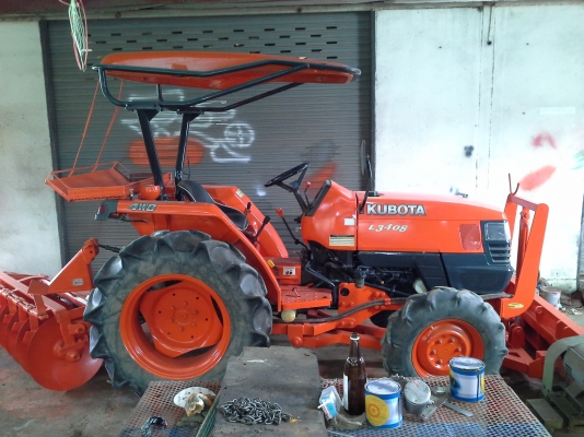 ขาย คูโบต้า L3408 พร้อมใช้ อุปกรณ์ ใบมีดดันหน้า ฝานพรวน 6 &times; 22 ตราช้าง  และโลตารี่ รถใช้งานปกติครับ รถ 1733 ชั่วโมง