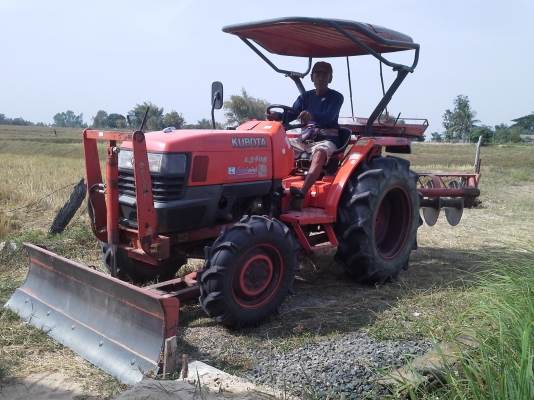 ขาย คูโบต้า L3408 พร้อมใช้ อุปกรณ์ ใบมีดดันหน้า ฝานพรวน 6 &times; 22 ตราช้าง  และโลตารี่ รถใช้งานปกติครับ รถ 1733 ชั่วโมง