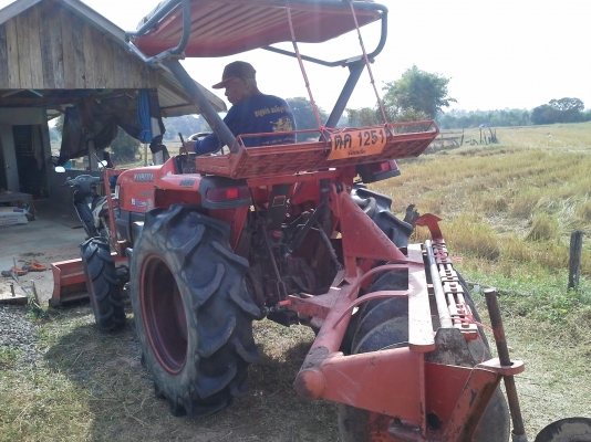 ขาย คูโบต้า L3408 พร้อมใช้ อุปกรณ์ ใบมีดดันหน้า ฝานพรวน 6 &times; 22 ตราช้าง  และโลตารี่ รถใช้งานปกติครับ รถ 1733 ชั่วโมง