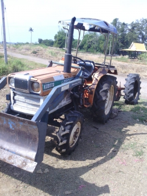 สีนวนจัดให้ Kubota L22.02  22แรง สภาพพร้อมลุย มาพร้อมใบดันและผานสาม ขับเคลื่อนสี่ล้อ สนใจติดต่อ 089-9638932