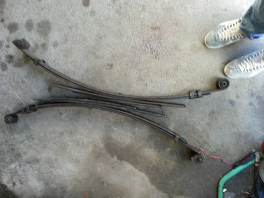ขายแหนบรถกระบะNISSAN  มี 2  อัน ราคา  3000 บาท โทร 0920976322