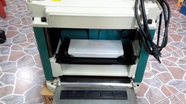 เครื่องรีดไม้ MAKITA  2012NB