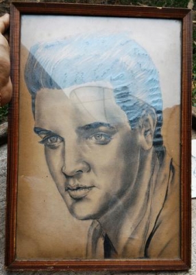 ภาพวาดโบราณ เอลวิส แอรอน เพรสลีย์ ชิ้นเดียวในโลก ดินสอและผงคาร์บอน ร่องรอยคราบเก่า เบอร์โทร โบราณยังเป็นเลข 5ตัว ปี 2487-2517ขนาดสวย เหมาะสะสมตั้งหรือแขวนโชว์ มาพร้อมกับภาพถ่ายนายทหารจีไอในยุคสงคราม ภาพวาดโบราณ เอลวิส แอรอน เพรสลีย์ ชิ้นเดียวในโลก ดินสอและผงคาร์บอน ร่องรอยคราบเก่า เบอร์โทร โบราณยังเป็นเลข 5ตัว ปี 2487-2517ขนาดสวย เหมาะสะสมตั้งหรือแขวนโชว์ มาพร้อมกับภาพถ่ายนายทหารจีไอในยุคสงคราม