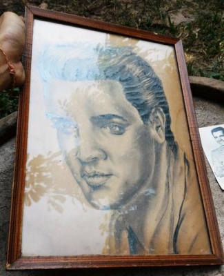 ภาพวาดโบราณ เอลวิส แอรอน เพรสลีย์ ชิ้นเดียวในโลก ดินสอและผงคาร์บอน ร่องรอยคราบเก่า เบอร์โทร โบราณยังเป็นเลข 5ตัว ปี 2487-2517ขนาดสวย เหมาะสะสมตั้งหรือแขวนโชว์ มาพร้อมกับภาพถ่ายนายทหารจีไอในยุคสงคราม ภาพวาดโบราณ เอลวิส แอรอน เพรสลีย์ ชิ้นเดียวในโลก ดินสอและผงคาร์บอน ร่องรอยคราบเก่า เบอร์โทร โบราณยังเป็นเลข 5ตัว ปี 2487-2517ขนาดสวย เหมาะสะสมตั้งหรือแขวนโชว์ มาพร้อมกับภาพถ่ายนายทหารจีไอในยุคสงคราม