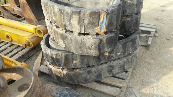 ขายแทรคยาง รถขุดขนาด40-50 เช่น SUMITOMO, HITACHI มี37ข้อ ราคา 22,000 บาท ขายแทรคยาง รถขุดขนาด40-50 เช่น SUMITOMO, HITACHI มี37ข้อ ราคา 22,000 บาท