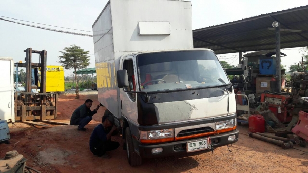 tractor-backhoe จัดตู้บรรทุกสินค้า ติดรถให้ลูกค้าเรียบร้อยครับ พร้อมกับบริการ เชื่อมติดตัวรถให้ด้วยครับ