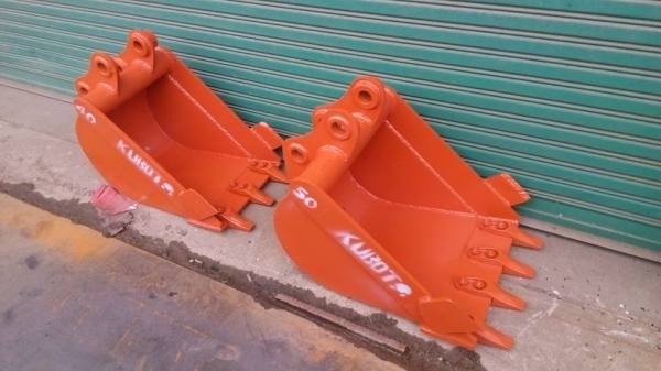 รับสั่งทำบุ้งกี้ วางท่อปะปา ขนาดความต้องการ รถแมคโค เล็ก คูโบต้า ยันม่าร์ โคมัสสุ ขนาด 20-25-30 ซม. รับประกันความแข็งแรงครับ