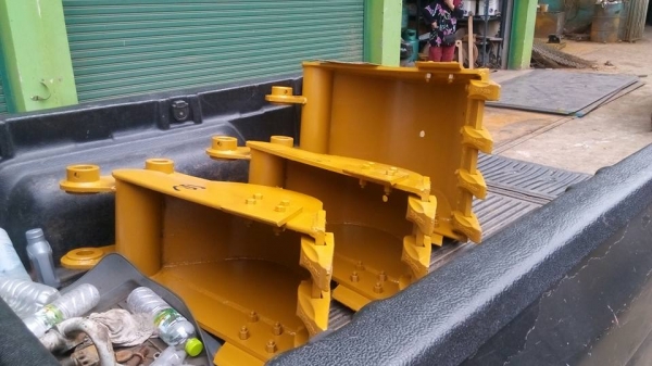 รับสั่งทำบุ้งกี้ วางท่อปะปา ขนาดความต้องการ รถแมคโค เล็ก คูโบต้า ยันม่าร์ โคมัสสุ ขนาด 20-25-30 ซม. รับประกันความแข็งแรงครับ