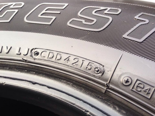 ยาง Bridgstone 265-70-16 ปี 15 ครบชุด 4 เส้น 7500  สภาพสวยๆไม่บวมไม่กินข้าง ดอกยางเหลือเยอะเอาไปวิ่งกันใด้อีกยาวค่ะ