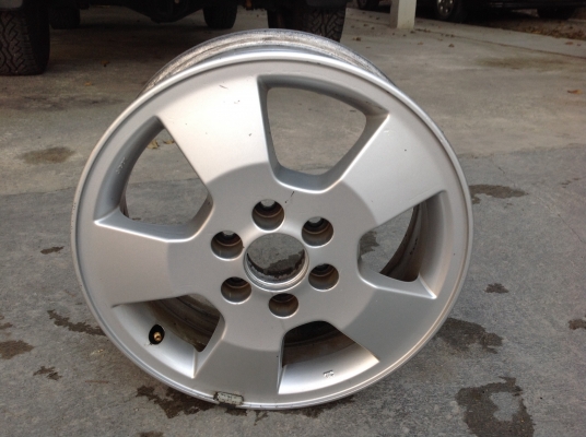 ล้อแม็กเปล่า  ติดรถนาวาร่า ขอบ 16 1 ล้อ สนใจ 081-329-8448