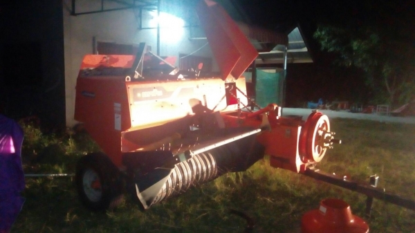 ขายเครื่องอัดฟาง คู้โบต้า HB 130 พลัส ราคา 200000   บาท ด่วน พร้อมใช้งาน    วันทูคอล 0986683479 dtac 0991751349 สิทธิ์ คับ