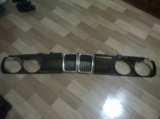 ขายชุดกระจังหน้า e30 สภาพok1ชุด ราคา1800 โทร0924462525โส กทม