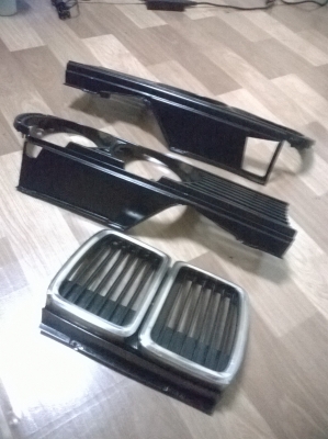 ขายชุดกระจังหน้า e30 สภาพok1ชุด ราคา1800 โทร0924462525โส กทม