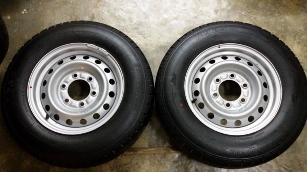 ล้ออ่ะไหล่อีซู15/6รู บริสโตน215/70/15ปี0506 ลงพื้นเส้นละครั้ง เส้นสีตุ่มยางยังอยู่  คู่1900บาท โทร0995357594-0879050181