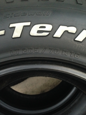 BF 265 70 r16 คละปี 1คู่ ไว้เป็นยางอะไหล่ T.061-9030026 ส่งต่างจังหวัดได้ครับ BF 265 70 r16 คละปี 1คู่ ไว้เป็นยางอะไหล่ T.061-9030026 ส่งต่างจังหวัดได้ครับ