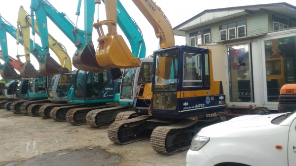 ขายKOMATSU  PC60-5  รถสวย..เครื่องปั๊มดี  ไฟฟ้าเต็ม  เอวแน่น..สภาพดี พร้อมใช้..เอกสารครบ..โทร..089-3818694  ดวงนภา