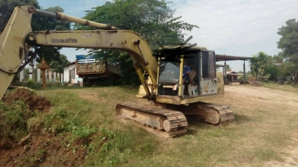 ขายKOMATSU PC120รุ่น5 ไฟฟ้าเต็ม พรัอมใช้งาน เครื่อง ปั้มดี เอวแน่น บูชโช่ไม่มีแตก โช่ใหม่1เส้น อีกเส้นพอใช้งานได้ เอกสารชื้อขาย รถอยู่สุรินทร์  สนใจติดต่อ 0835601591 หรือ 0903494058