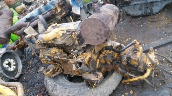 ขายเครื่อง โคมัสสุ  4-D-95 ธรรมดา ไม่มีเทอร์โบ เสื้อทะลุ ขายไม่แพงครับ