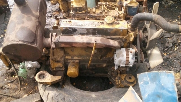 ขายเครื่อง โคมัสสุ  4-D-95 ธรรมดา ไม่มีเทอร์โบ เสื้อทะลุ ขายไม่แพงครับ