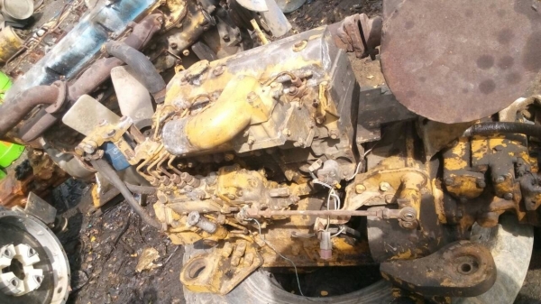 ขายเครื่อง โคมัสสุ  4-D-95 ธรรมดา ไม่มีเทอร์โบ เสื้อทะลุ ขายไม่แพงครับ