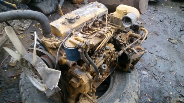 ขายเครื่อง โคมัสสุ  4-D-95 ธรรมดา ไม่มีเทอร์โบ เสื้อทะลุ ขายไม่แพงครับ