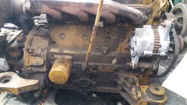 ขายเครื่อง โคมัสสุ  4-D-95 ธรรมดา ไม่มีเทอร์โบ เสื้อทะลุ ขายไม่แพงครับ