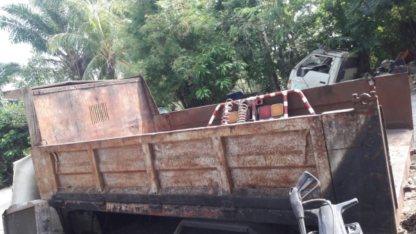 กระบะดั๊ม 6 ล้อ กลาง สภาพดีอุปกรณ์ครบ ไม่ผุ พร้อมใช้งาน