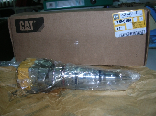 ขาย ฝาสูบ หัวฉีด 6 หัว พร้อมปั้มฮิวอี้ เครื่อง Cat 3126 TA  รวม 2 แสน เท่านั้น (หัวฉีดซื้อมาจากเทโทร 2 แสนกว่า)