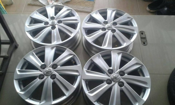ขายล้อแม็กป้ายแดง vios/yaris 15"x5.5" et45 4รู100 สนใจติดต่อ ร้าน ก.เจริญการยาง ครับ 081-3747940