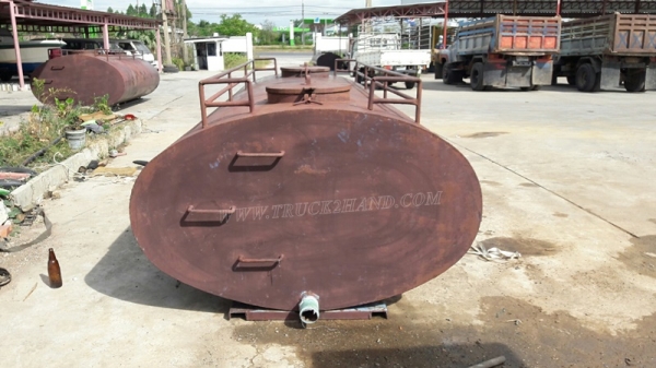 ถังน้ำตั้งพื้นหรือบนกระบะรถได้ ขนาดยาว 3.60 เมตร ขนาดกว้าง 2.00 เมตร ขนาดบรรจุ 6,000 ลิตร มี 3 ลูก