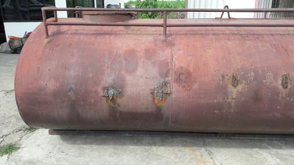 ถังน้ำตั้งพื้นหรือบนกระบะรถได้ ขนาดยาว 3.60 เมตร ขนาดกว้าง 2.00 เมตร ขนาดบรรจุ 6,000 ลิตร มี 3 ลูก