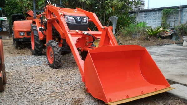 ขายรถไถพร้อมตัวตัก KUBOTA B2140  บุ้งกี๋ใหม่ สนใจสอบถาม 0818618678