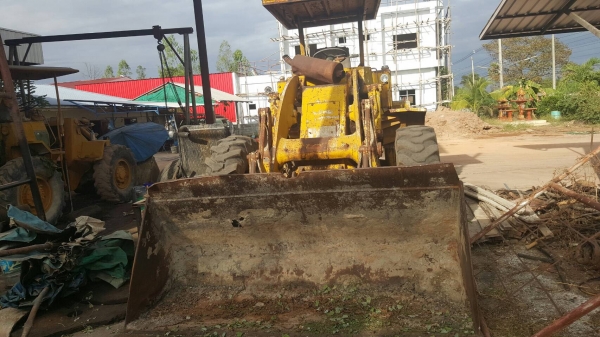 ขายตามสภาพ รถตัก CAT 920 ดิสเบรค เอวอ่อน เครื่องหลวมยกลงยังไม่ได้ซ่อม เกียร์ดี ยางดีทั้ง 4 เส้น ราคาต่อรองได้