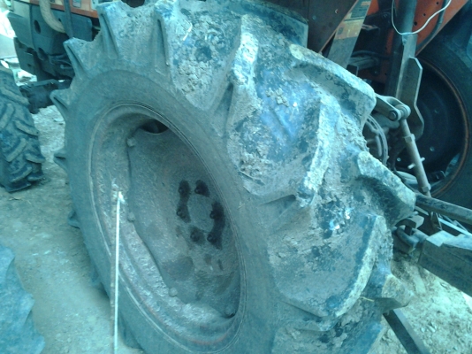 ยางรถไถขอบ13- 6- 26 สภาพพอใช้คับ