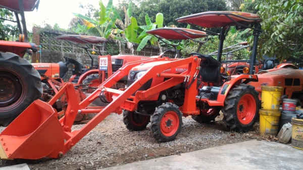 ขายรถไถ KUBOTA B2140 180ชั่วโมง พร้อมบุ้งกี๋ใหม่ ราคา 270,000 มีเล่มทะเบียนพร้อมโอน มีรถขนส่งบริการ สนใจสอบถามได้ DC Tractor Rayong อ.แกลง ระยอง 0818618678, 0899347475 id line=0818618678 id line=0899347475 https://www.facebook.com/DC-Tractor-Rayong-307154