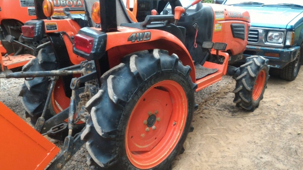 ขายรถไถ KUBOTA B2420 599ชั่วโมง ราคา 165,000 มีเล่มทะเบียนพร้อมโอน มีรถขนส่งบริการ สนใจสอบถามได้ DC Tractor Rayong อ.แกลง ระยอง 0818618678, 0899347475 id line=0818618678 id line=0899347475 https://www.facebook.com/DC-Tractor-Rayong-307154532717928/