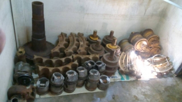 ขาย ปํ้มไฮดรอลิกด์ ปั๊มนํ้า ออย เฟืยงขับ  ซุ้มครัช และอะไหล่อีกหลายอย่าง รถแทรกเตอร์ D-4 D-5 D-6 ของเก่าสภาพสวยครับ ขายไม่แพง