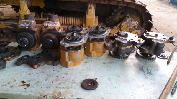 ขาย ปํ้มไฮดรอลิกด์ ปั๊มนํ้า ออย เฟืยงขับ  ซุ้มครัช และอะไหล่อีกหลายอย่าง รถแทรกเตอร์ D-4 D-5 D-6 ของเก่าสภาพสวยครับ ขายไม่แพง