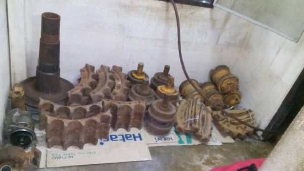 ขาย ปํ้มไฮดรอลิกด์ ปั๊มนํ้า ออย เฟืยงขับ  ซุ้มครัช และอะไหล่อีกหลายอย่าง รถแทรกเตอร์ D-4 D-5 D-6 ของเก่าสภาพสวยครับ ขายไม่แพง