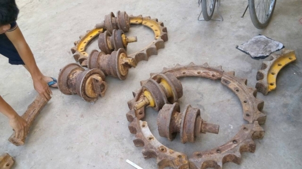 ขาย ปํ้มไฮดรอลิกด์ ปั๊มนํ้า ออย เฟืยงขับ  ซุ้มครัช และอะไหล่อีกหลายอย่าง รถแทรกเตอร์ D-4 D-5 D-6 ของเก่าสภาพสวยครับ ขายไม่แพง