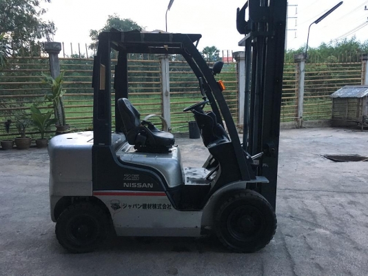 ขาย nissan 2.5t เสา 4เมตร