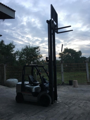 ขาย nissan 2.5t เสา 4เมตร