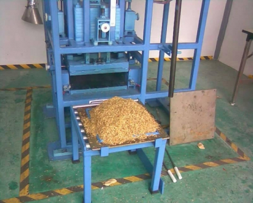 รับออกแบบวางผังโรงงานผลิตแผ่นไม้อัด MFD. หรือ PB.ขนาดย่อม และ รับสร้างเครื่องจักรทำแผ่นไม้อัด โดยใช้วัตถุดิบตามธรรมชาติทั่วไป เช่น จากไม้ต้นซุงทั้งต้น ไม้ยาง ไม้ยางพารา ไม้สัก ไม้เบญจพรรณ หรือเศษจาก ขี้เลื่อย แกลบ หญ้าคา ฟางข้าว เหง้าปาล์ม เปลือกมะพร้าว เ