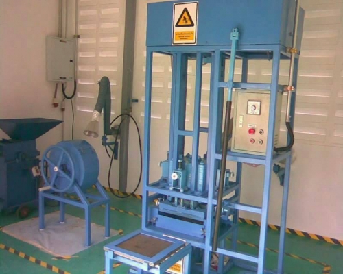 รับออกแบบวางผังโรงงานผลิตแผ่นไม้อัด MFD. หรือ PB.ขนาดย่อม และ รับสร้างเครื่องจักรทำแผ่นไม้อัด โดยใช้วัตถุดิบตามธรรมชาติทั่วไป เช่น จากไม้ต้นซุงทั้งต้น ไม้ยาง ไม้ยางพารา ไม้สัก ไม้เบญจพรรณ หรือเศษจาก ขี้เลื่อย แกลบ หญ้าคา ฟางข้าว เหง้าปาล์ม เปลือกมะพร้าว เ