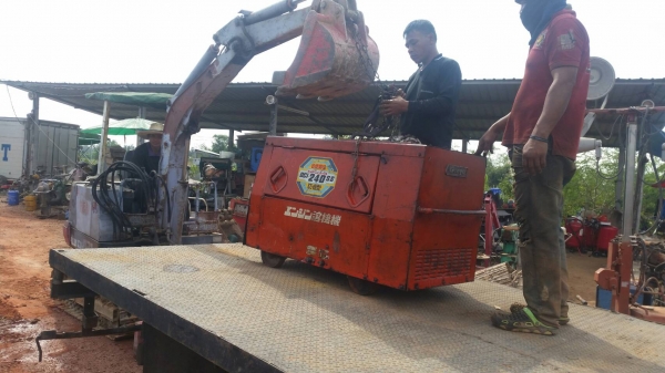 คราวนี้ tractor-backhoe ส่งไปไกลครับ ขอบคุณลูกค้าครับ นำไปใช้ที่เขมร เครื่องเชื่อมพร้อมปั่นไฟ ปั๊มลม