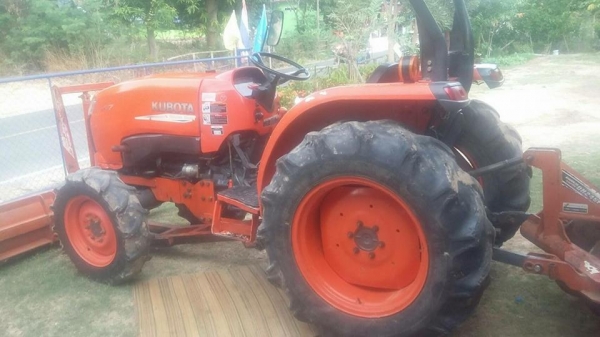 ขายรถไถ KUBOTA L4708 อุปกรณ์ ดันหน้า ผานหลัง ใช้งาน1751ชั่วโมง สภาพพร้อมใช้งาน เอกสารพร้อมโอน ราคา365,000 สนใจโทร 090-8588220คุณนะ 093-3258446คุณบิว หรือเข้าดูสินค้าอื่นๆได้ที่ www.narong2truck.com หรือ www.truck.in.th/498 หรือเพจFacebook ณรงค์ ซื้อขายรถม