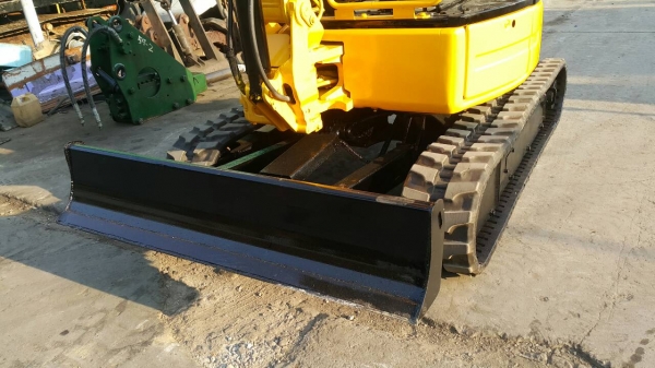 ขาย รถขุด CATERPILLAR รุ่น 303C CR มือสองญี่ปุ่น แทรกยางใหม่  สลัก บูท เองแน่น 100\%  แรงดี ทำงานไวทุกระบบ สวย พร้อมใช้งาน มือถือ/LINE ID : 0818753444