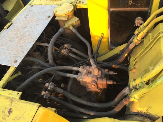 Komatsu PC200. พร้อมใช้งาน. ขายตามสภาพ 098-320 6676